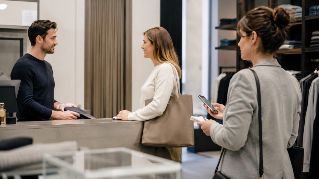 Cliente misterioso y mystery shopping en punto de venta Imagen de cliente misterioso evaluando la atención, el cumplimiento de protocolos y la experiencia real del cliente en un establecimiento.