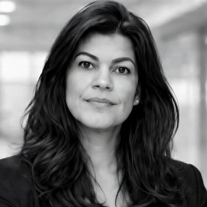 Retrato en blanco y negro de una mujer con cabello negro y lacio, mirada seria.